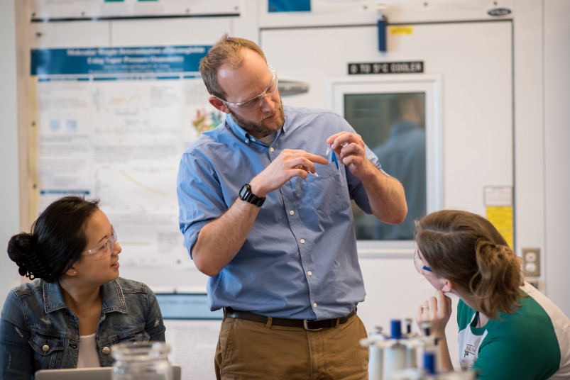 化学教授Ted Gries向学生展示如何在他的实验室里做实验。