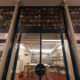 来自世界各地的藏品在洛根博物馆一个被称为“立方体”的玻璃空间中展示和研究。