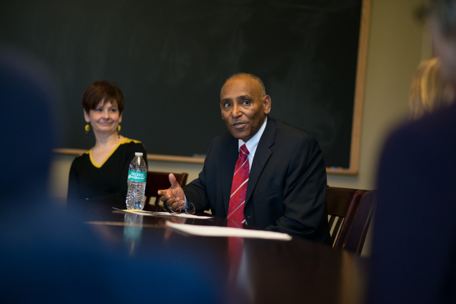 韦斯伯格主席、美国难民和移民委员会（USCRI）全球参与高级副主席埃斯金德·内加什（Eskinder Negash）在课堂上与学生交谈。