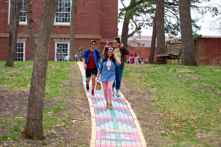 学生们沿着“彩虹之路”行走?莱特艺术博物馆附近
