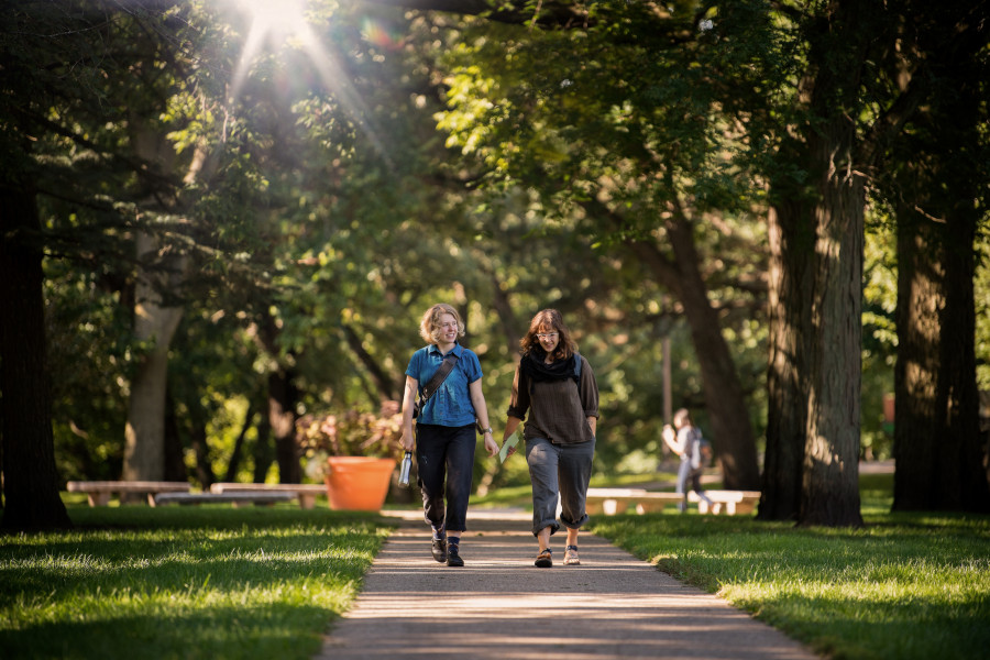 伯洛伊特学院的学生们走在伯洛伊特学院校园的一条公园式人行道上。