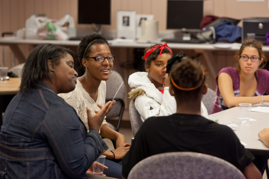 伯洛伊特学院的学生指导伯洛伊特社区的年轻女性。