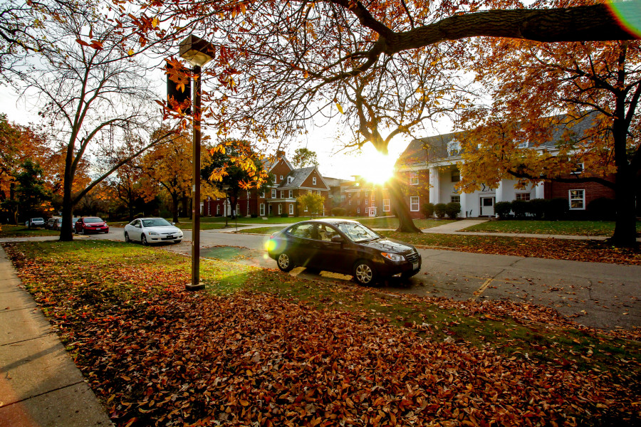 在希腊房子外面的秋天颜色Beloit学院校园大学街道上。