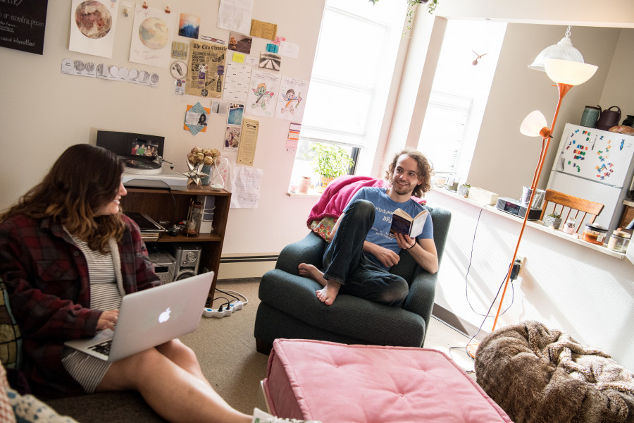 Beloit学生享受住在艾默生大厅的公寓风格。