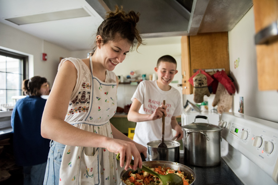 生活在特殊兴趣房屋的Beloit学生可以为自己享受烹饪。