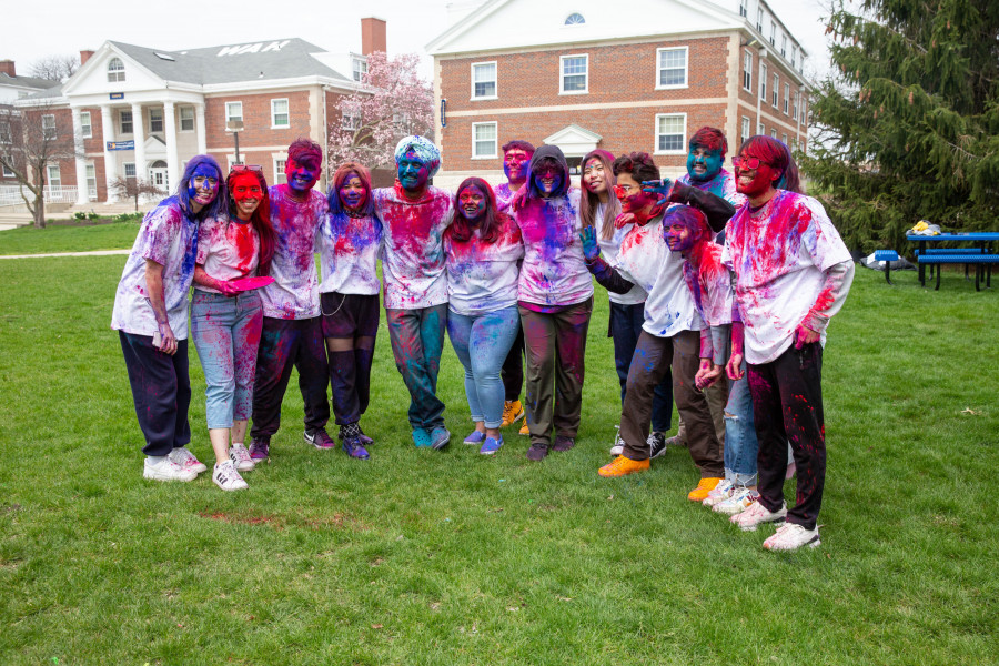 亚太学生协会的成员庆祝胡里节的色彩。
