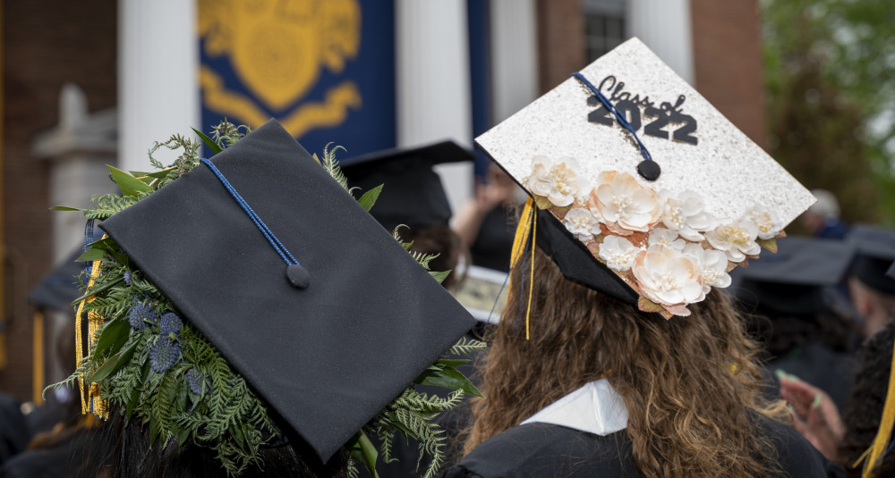参加他们毕业典礼的人都戴着装饰独特的毕业帽。