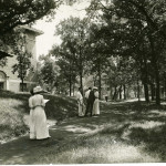 1910年在史密斯大厦附近从市中心到校园西侧的那条小路。
