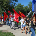 一年级的国际学生举着自己国家的国旗参加毕业游行，游行队伍沿着学院街走到伊顿教堂参加开学典礼。