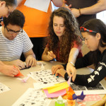 日本学生练习折纸是贝洛伊特语言学习中心项目的一部分。