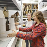 贝洛伊特的学生们在赖特艺术博物馆的永久收藏的众多艺术品中工作。