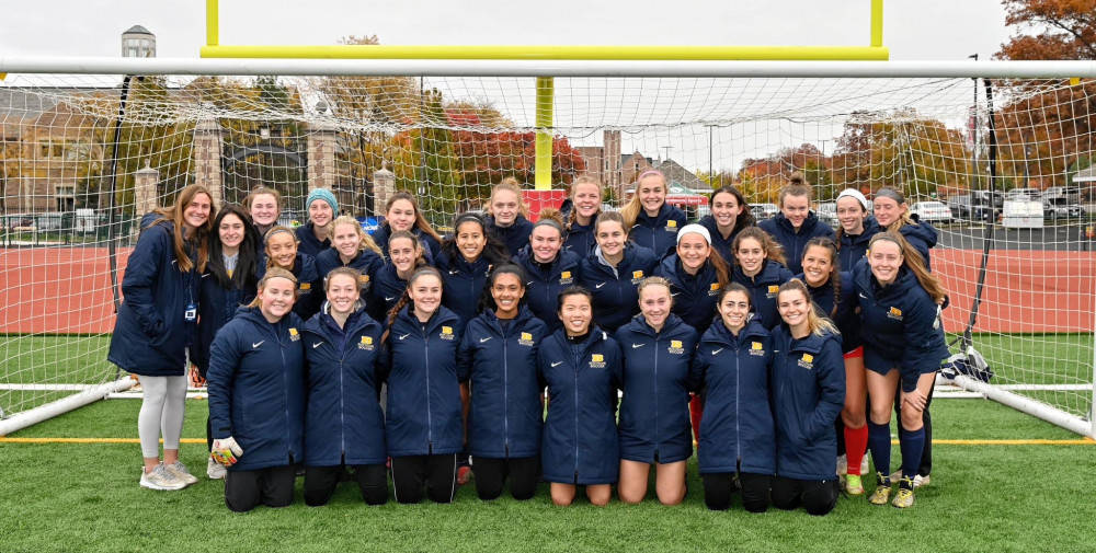 女子足球队在参加了NCAA二级赛区的比赛后，于周六结束了本赛季的比赛。