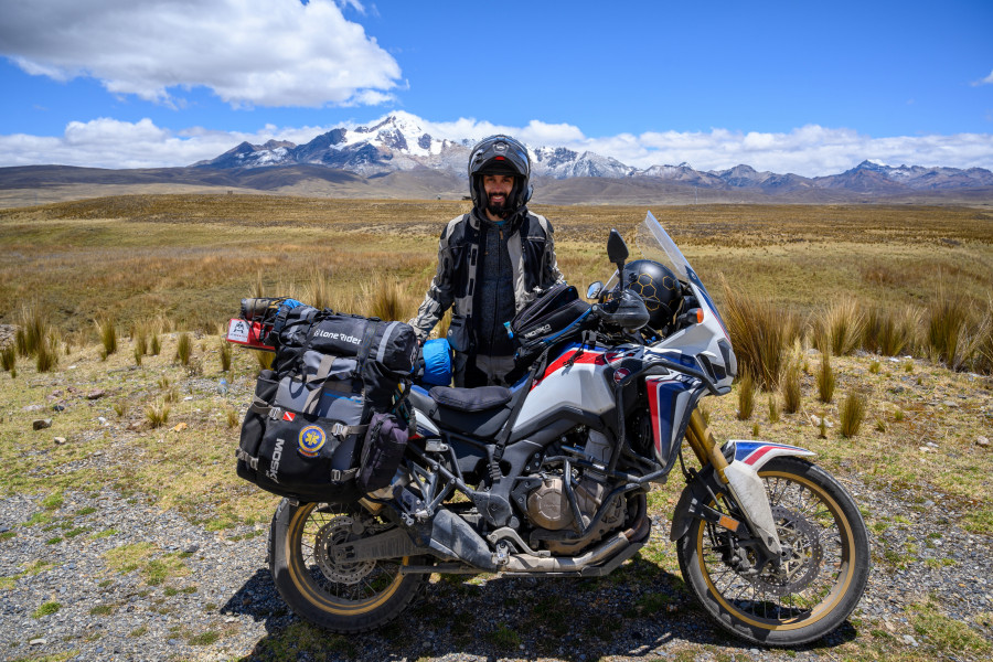 Adam Eckert'10骑摩托车从美国南部旅行到南美洲的最南端……