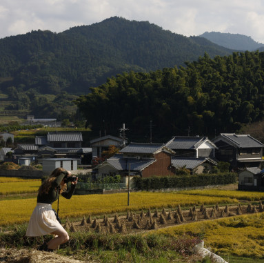 一名学生在日本农村与一位教授拍摄了一个甘美和绿色的乡村景观。