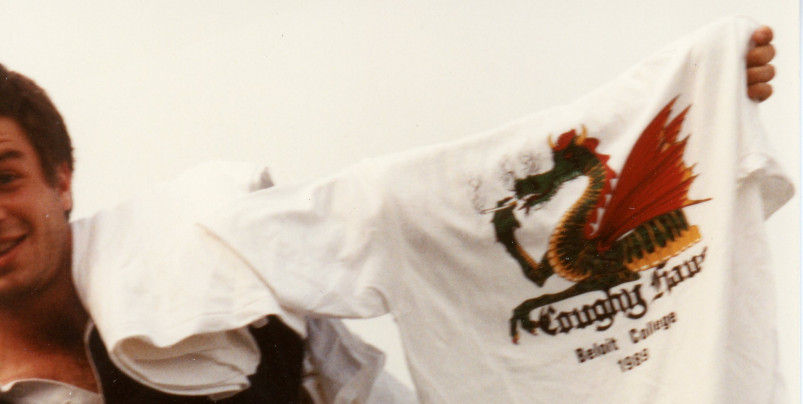 1999年，一名学生展示了一件印有冒烟龙标志的Coughy Haus t恤。