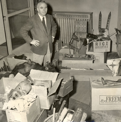 安德鲁·怀特福德打开艾伯特·格林·希斯收藏。