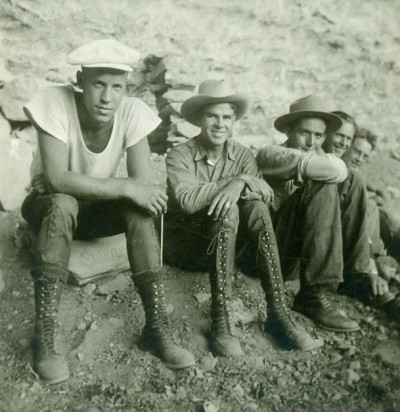 保罗·奈斯比特（左二）和1934年西南探险队的学生。