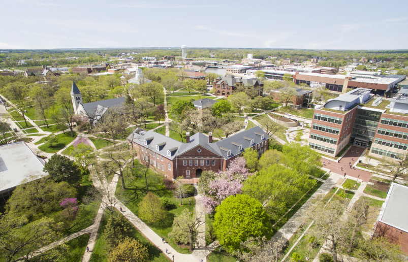 春季俯瞰伯洛伊特学院校园。
