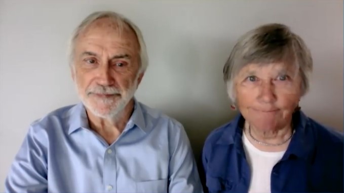 71年的Chis Padon和70年的Beth Flickinger Padon在家中接受2020年和2021年的杰出服务表彰。