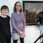 Wright艺术馆博物馆Christa Christa故事和化学教授Kristin Labby Stand旁边的绘画和红外线相机