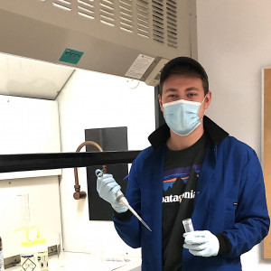 乔纳森·帕尔默19岁在化学实验室拿着移液器和小瓶