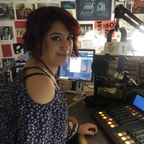 Ericka Corrall'22在WBCR主持广播节目，伯洛伊特学院的学生运行电台，我…