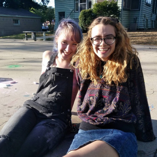 2017年，艾娃(右)和汉娜(左)在艺术学院。