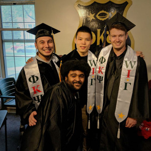 Johnny Li'20（中心顶部）与兄弟兄弟毕业的同胞毕业