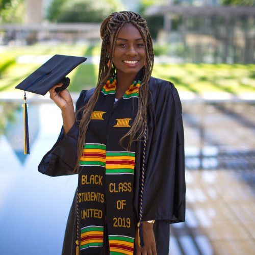 凯拉·埃文斯19日身着贝洛伊特毕业礼服现身，其中包括一件偷来的黑人学生联合会礼服。。。