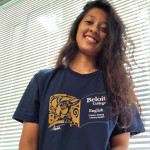 Hardika Kashyap, 22年，穿着她为英语学生设计的获奖t恤