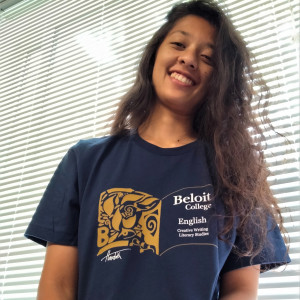 Hardika Kashyap'22，穿着她的赢得T恤设计为英语学生