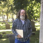 Fred Burwell指导贝洛特奥克伍德公墓周围的历史课