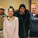 18岁的丽塔·张和19岁的梅丽莎·佩尔基在州界线扫盲委员会志愿帮助成年人准备参加公民考试。