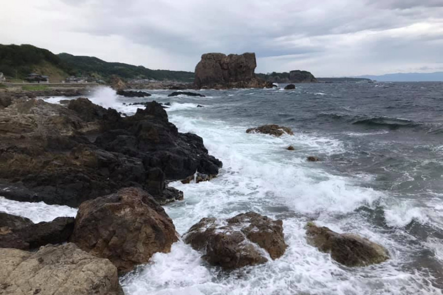 日本秋田县大贺半岛海岸的巨浪。