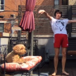 Gabe Gonzalez为他们的狗露西跳舞在阳台上。