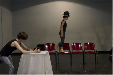 Maddie Halberg和Alice Gehrke正在塞尔维亚的Dah剧院排练他们的场景。
