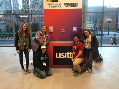 学生为在肯塔基州路易斯维尔的Usitt 2019拍摄的学生姿势。