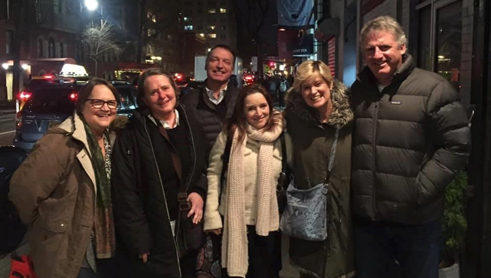 一群永远的朋友于2020年2月在纽约市团聚。从左边是Amanda Nelso ......