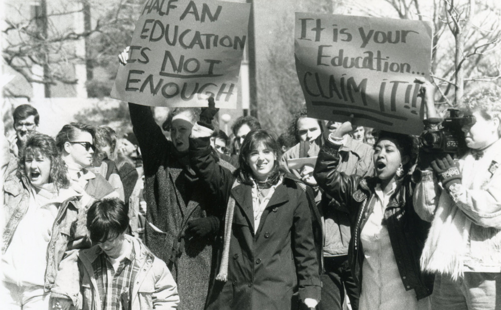 学生在1990年举行了佩尔斯顿草坪的集会，推动了更多样化的课程内容。