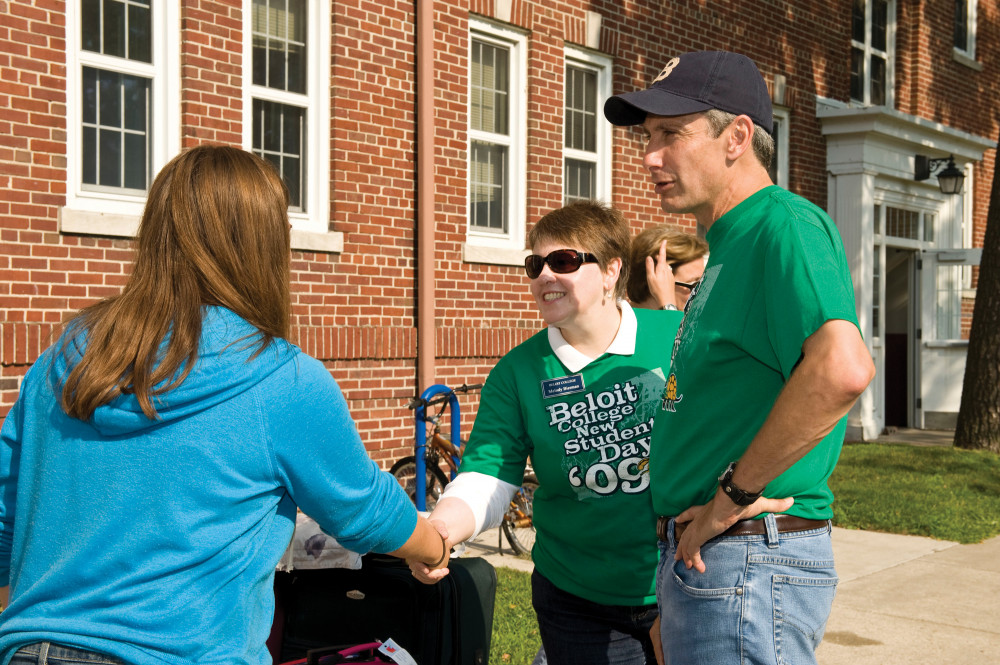 Melody and Scott Bierman welcome a student to Beloit College during new student move-in.