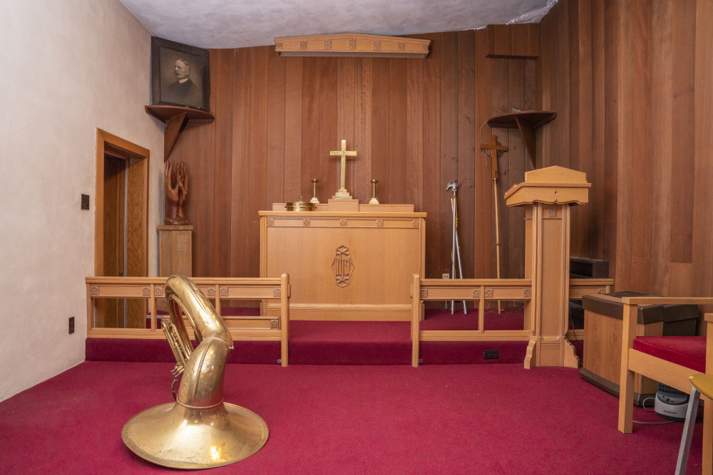 罗威尔房间里的圣坛和器物。