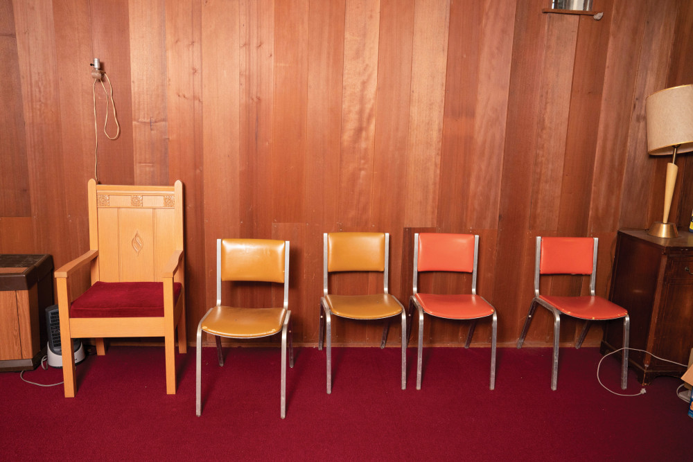 椅子沿着罗威尔房间的墙壁一字排开。
