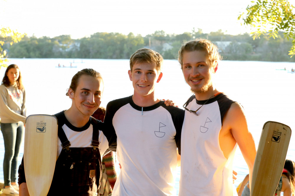 海盗船屋的创始人，从左到右，是菲利普·阿德里安吗?21日,五胞胎Brunner吗?21岁和亨利·韦斯特…