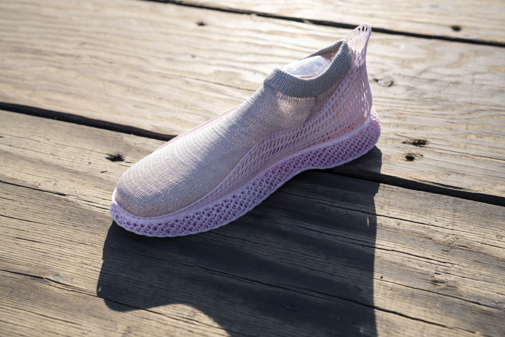 这款运动鞋概念产品展示了AlgiKnit纱线的潜力，它源自……