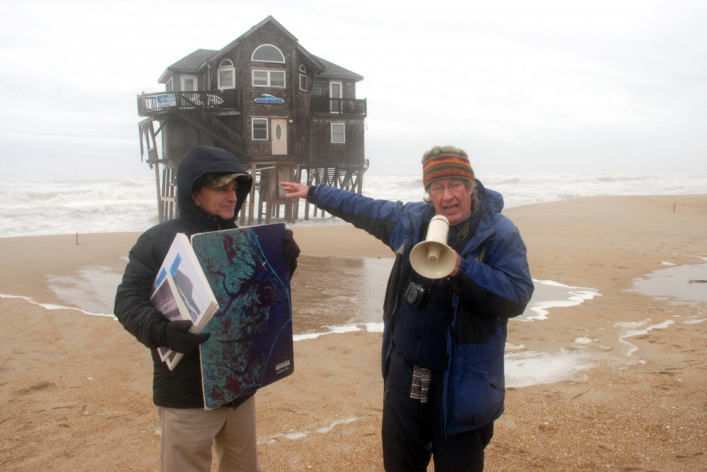 2014年，里格斯(右)和一位同事解释了东北风暴动力学和堰洲岛r。