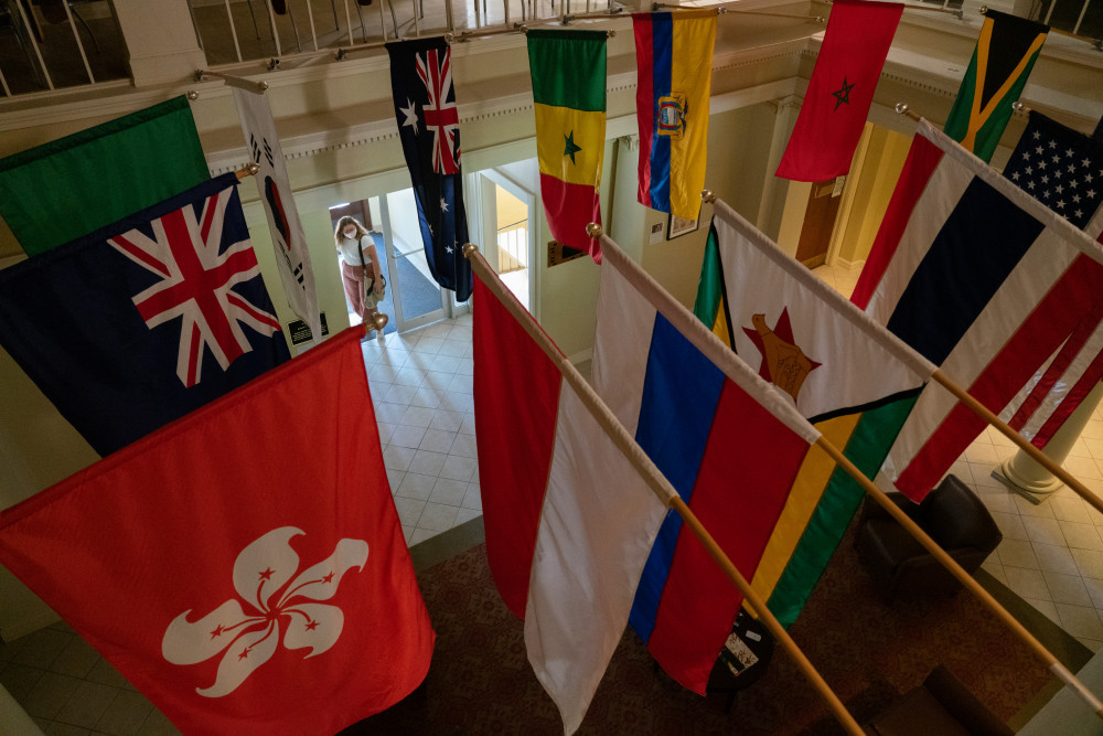 世界事务中心展示了所有国家所有人致电家园的旗帜。