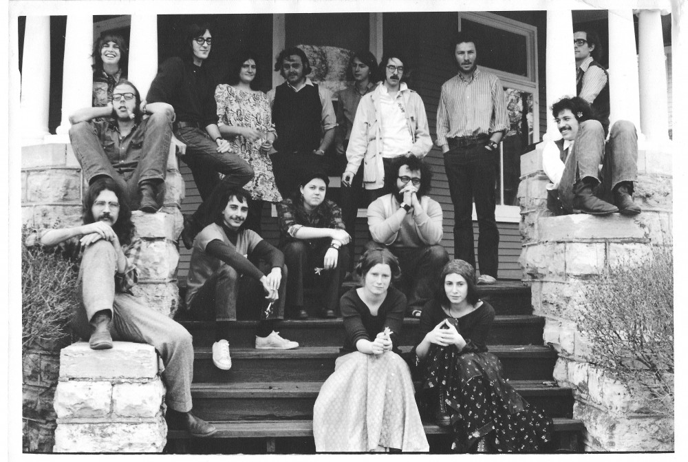 1973年，南瓜屋前门廊上的圆桌工作人员。
