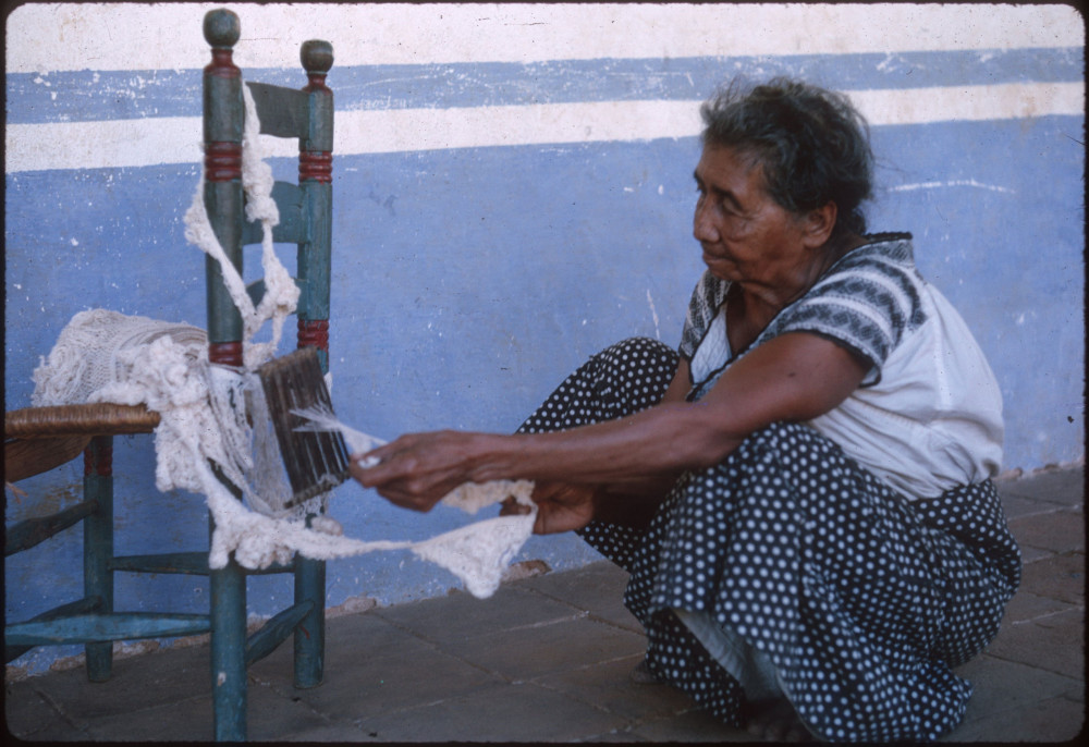 Odona Valentín使用一种特殊的织机来编织流苏。布里斯托1966年在瓦哈卡拍摄了这张照片。