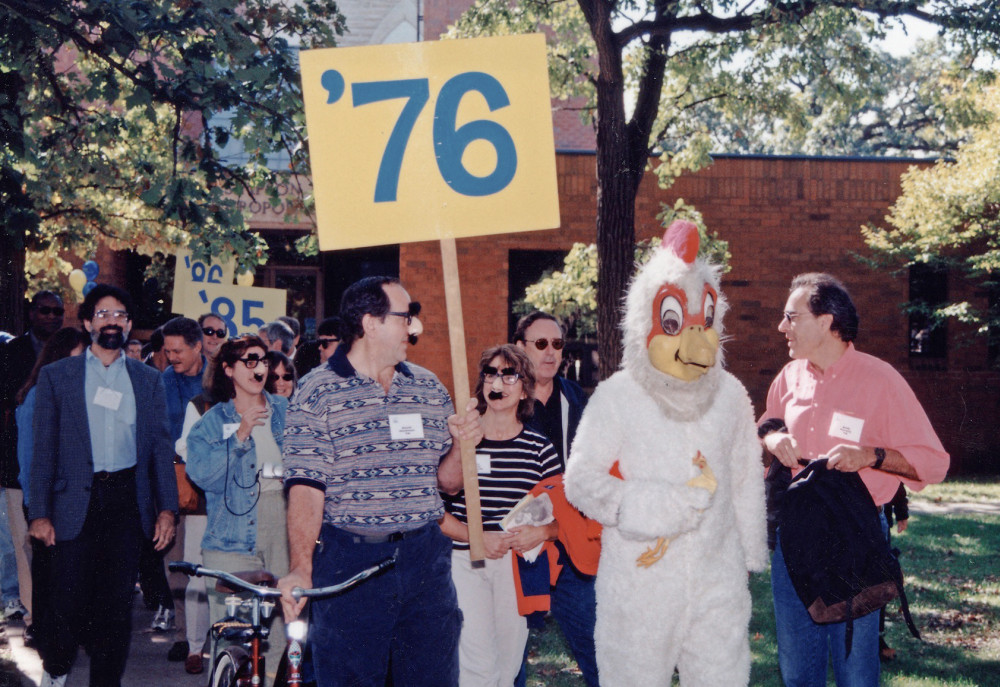 2001年9月，在伯洛伊特学院，基本Elmos和其他校友在返校/聚会上游行。