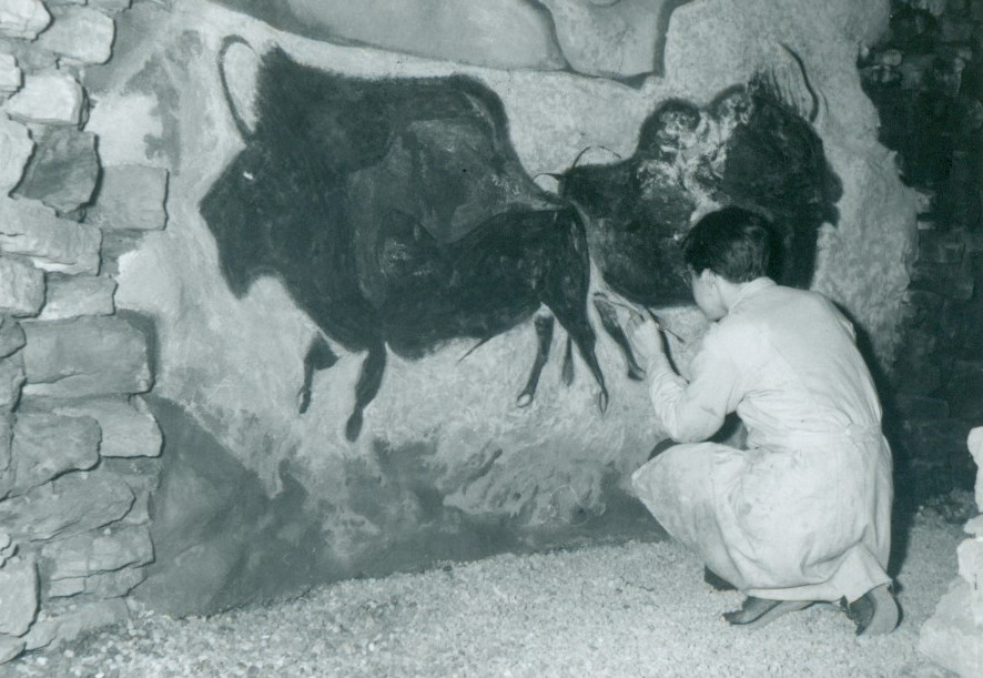 一名Beloiter正在把野牛画在洛根博物馆洞穴的墙上。